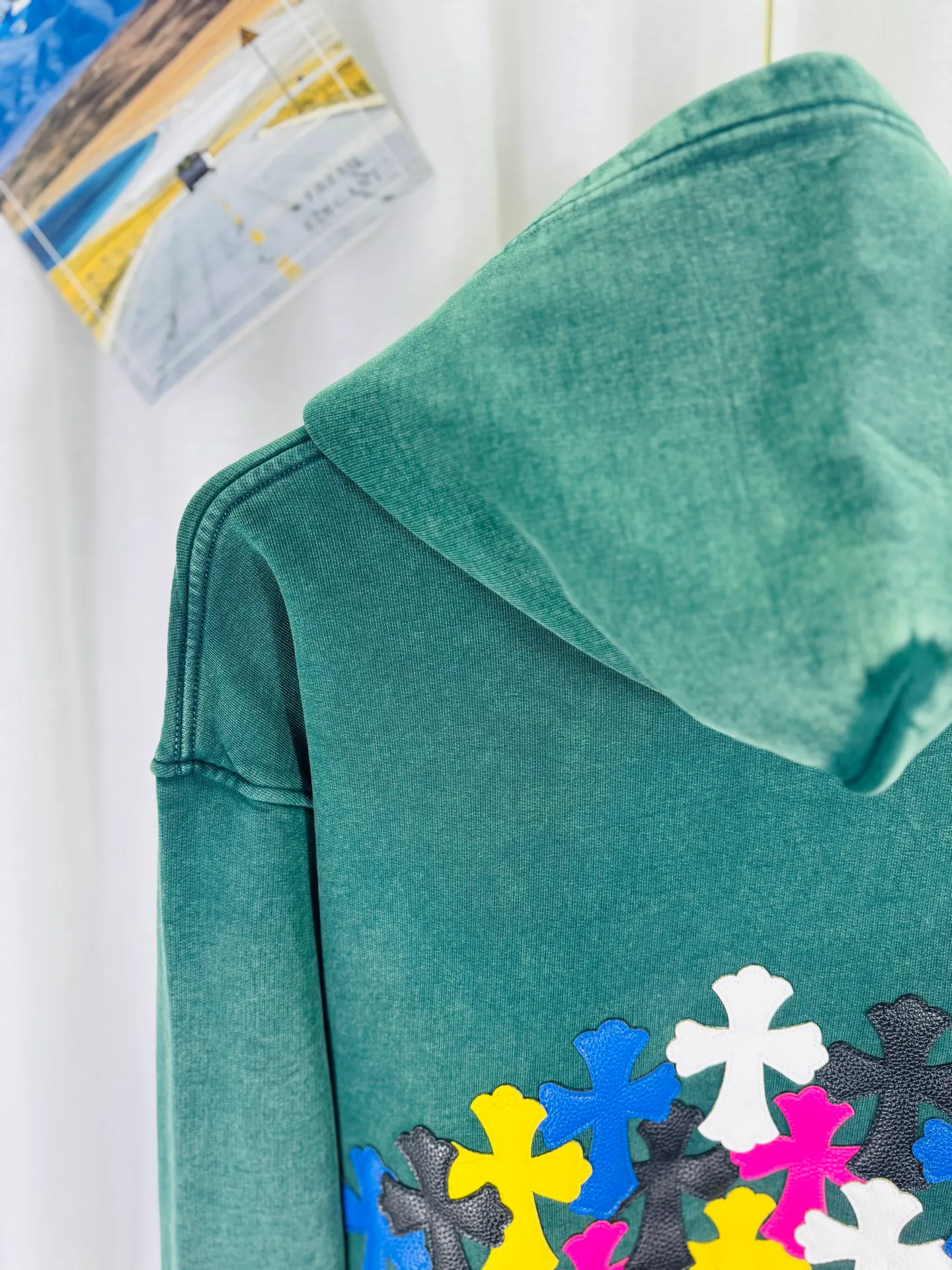 P330 top version, real shot without P, ​​different from market currency) 𝗖𝗵𝗿𝗼𝗺𝗲 𝗛𝗲𝗮𝗿𝘁𝘀/Cro Heart 2025 washed and burned flower patch embroidered autumn and winter new original single counter American veneer 3D three-dimensional couple casual hooded sweatshirt 👑The highest version! Customized fabric 480g tripe terry fabric! American acid-washed and distressed original fabric, laser burning + leather embroidery, exquisite embroidery of letters! The best-selling model in the counter, very comfortable to wear. Accessories: original molded and authenticated collar label➕100% silk wash label. Genuine purchase-grade original hangtag➕matching hanging rope➕3D hanging beads➕original packaging bag. Craftsmanship: The original version has consistent wiring! The highest version of the armhole matching technique! Color: Black Green Size: S M L XL Style No.: 9337